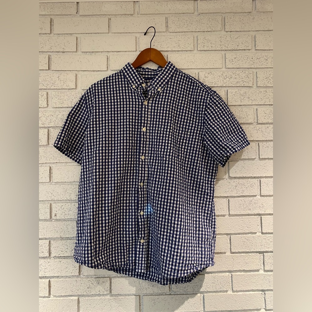 Men’s L Gap seersucker blue gingham short sleeve shirt